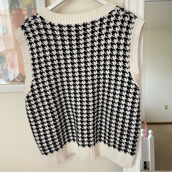 Vici Zabana Houndstooth Knit Sweater Vest in Size Medium - Picture 7 of 7